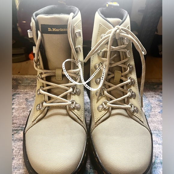 Dr Martens Women’s Cream Combat Boots Size 8 - Picture 2 of 9